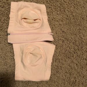 Hand free pump bra